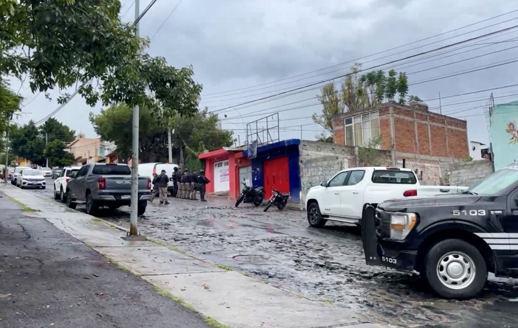 Aseguran a 8 personas, droga, dinero y vehículos durante cateo en Querétaro