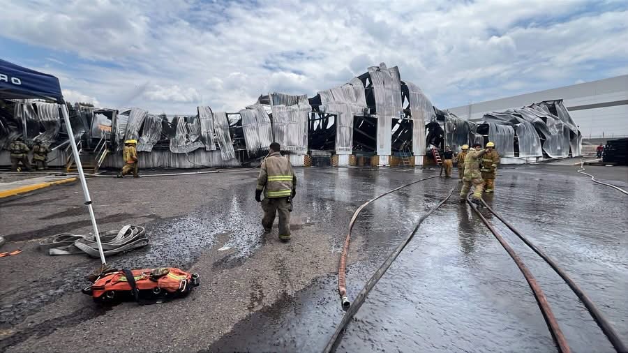 Sin lesionados, pero con pérdida total tras incendio en empresa del P. industrial Querétaro