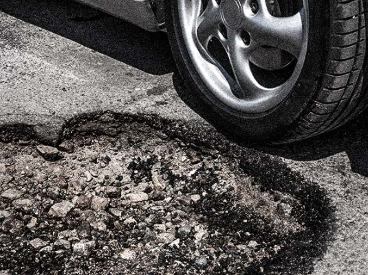 Municipio de Querétaro mantiene apoyo para reparar vehículos dañados por baches