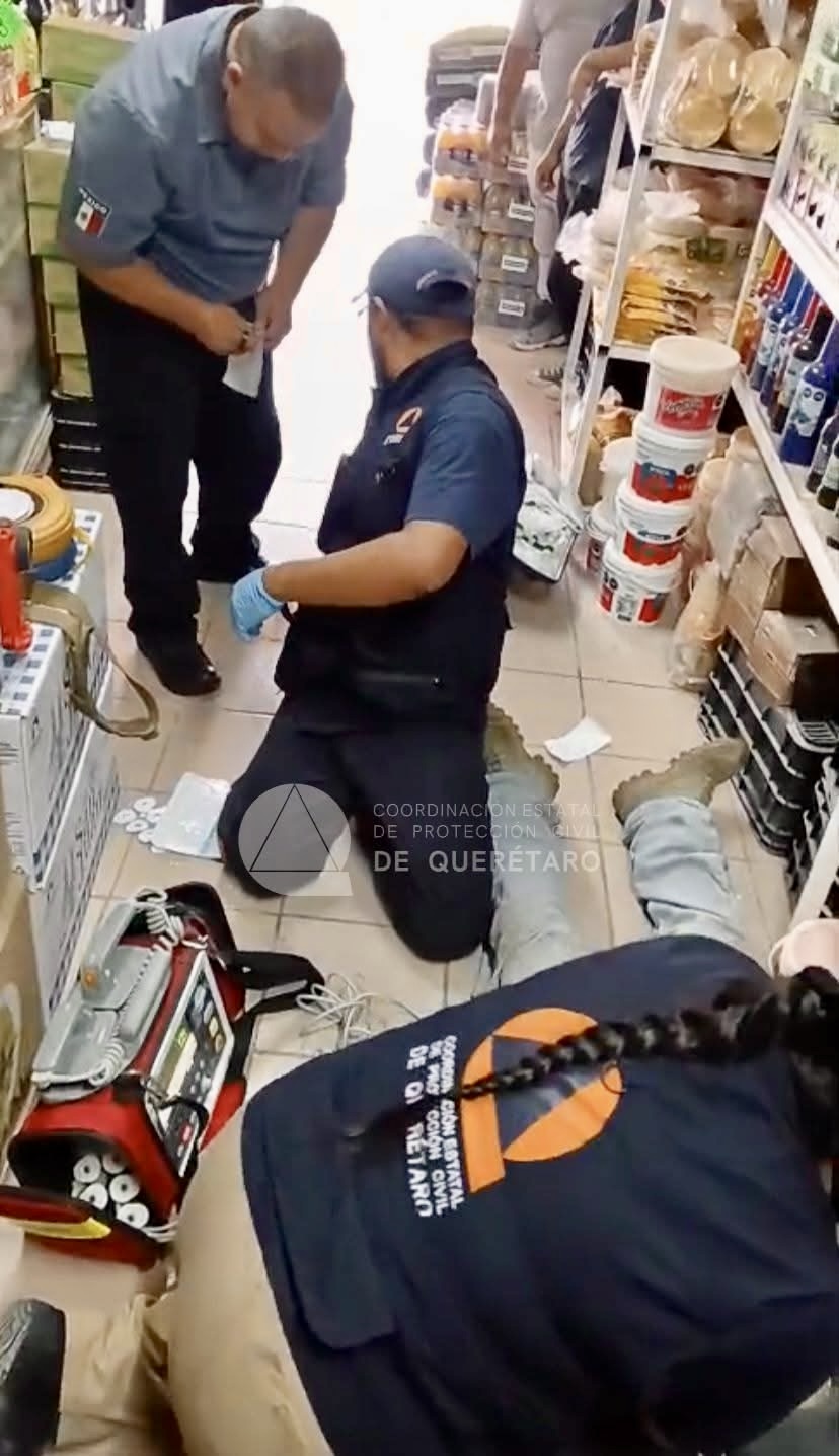 Ciudadanos logran mantener con vida a hombre en Santa Rosa Jáuregui tras sufrir un paro 