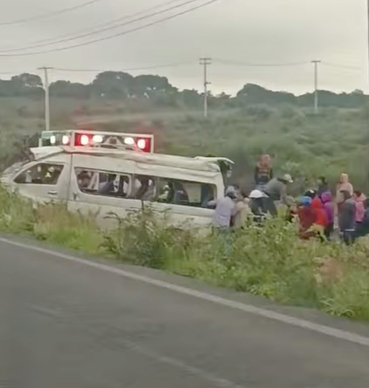 Unidad de transporte de personal sale del camino en la carretera 431; hay dos lesionados