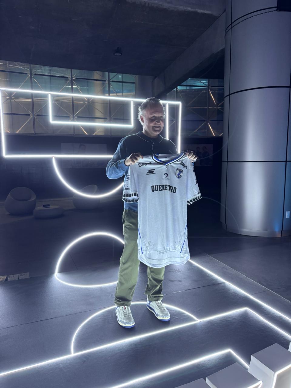 🐓👕 ¡Marc Spiegel presume la nueva piel de Gallos Blancos!