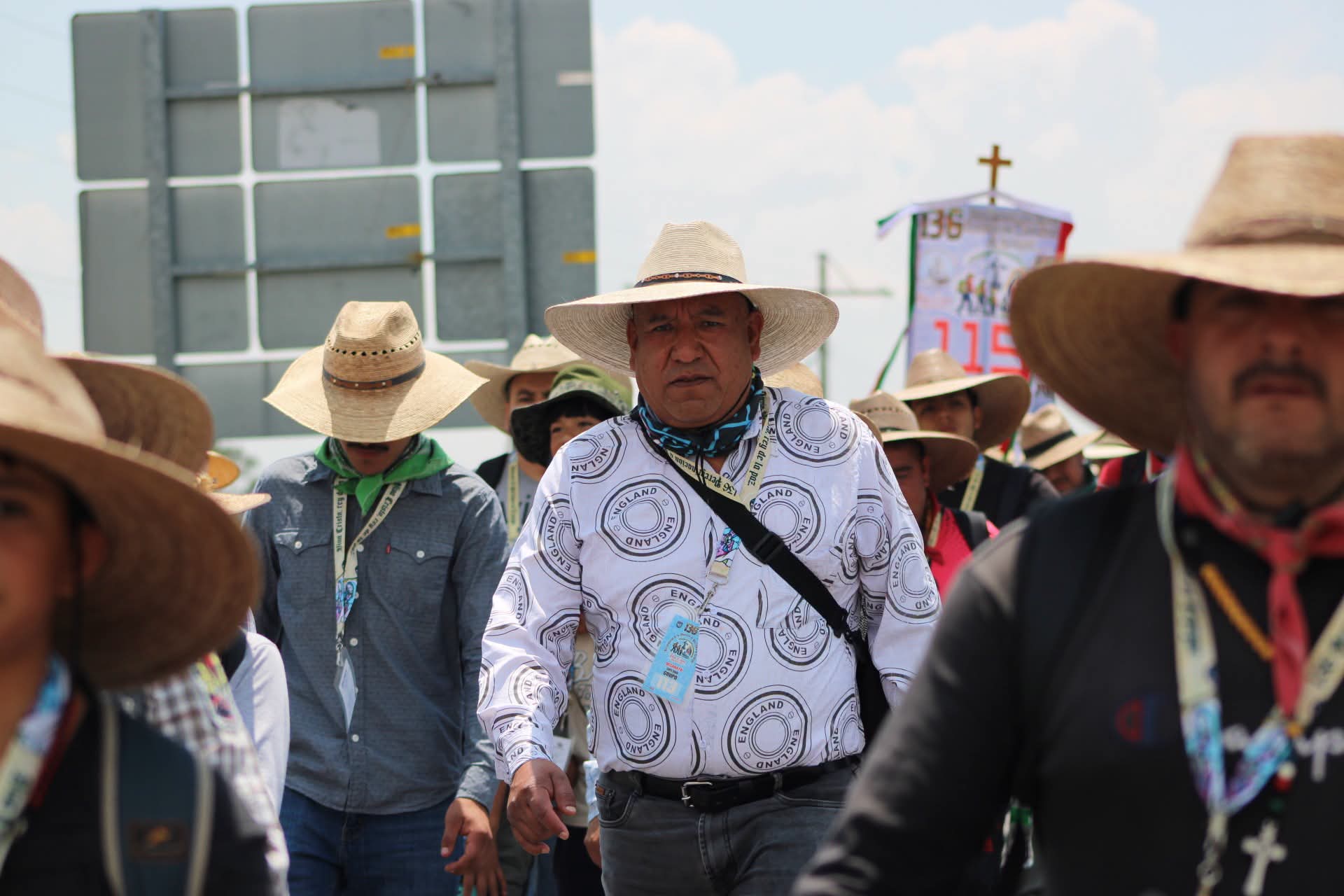 🙏 Cientos de devotos continúan su andar con devoción en la tradicional Peregrinación de Amealco rumbo al Tepeyac.