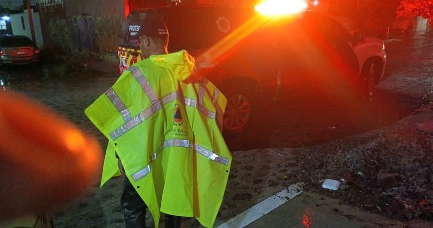 Atienden reportes por lluvias en Querétaro; rescatan a mujer y menor de vehículo atrapado