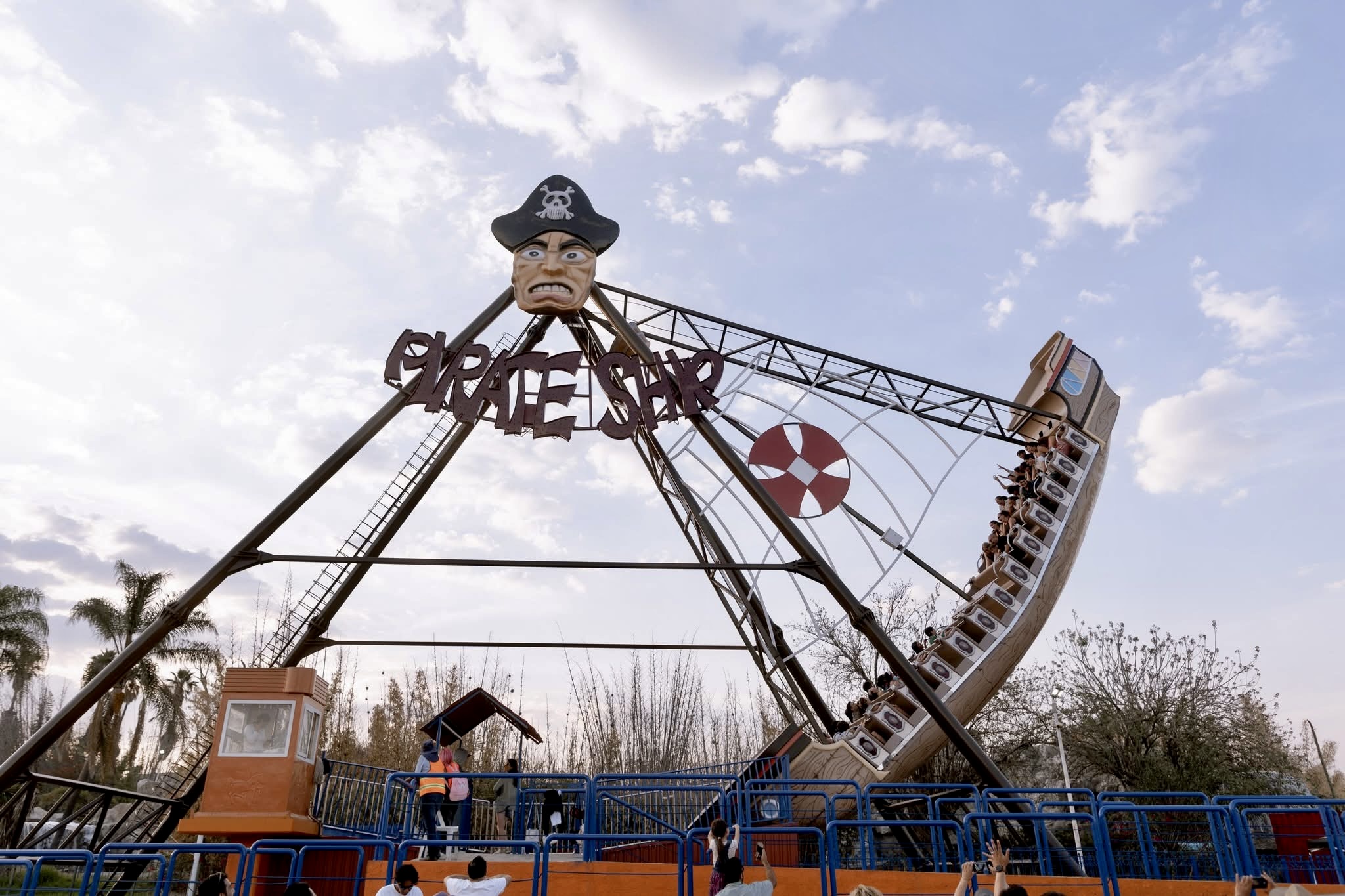 Parque Bicentenario abrirá para el verano con montaña rusa, parque acuático y barco pirata 