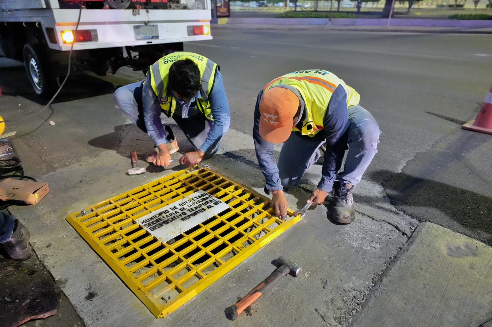 Supervisa alcalde instalación de tapas temporales en registros de Querétaro 