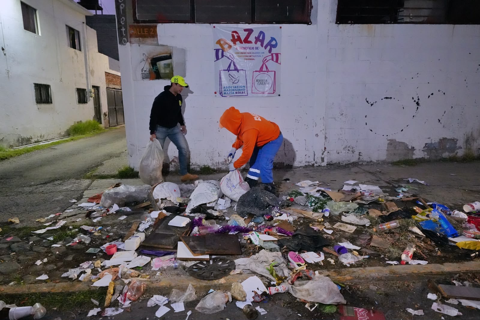 Sancionarán a sujeto por tirar muebles y llantas en calles de Querétaro