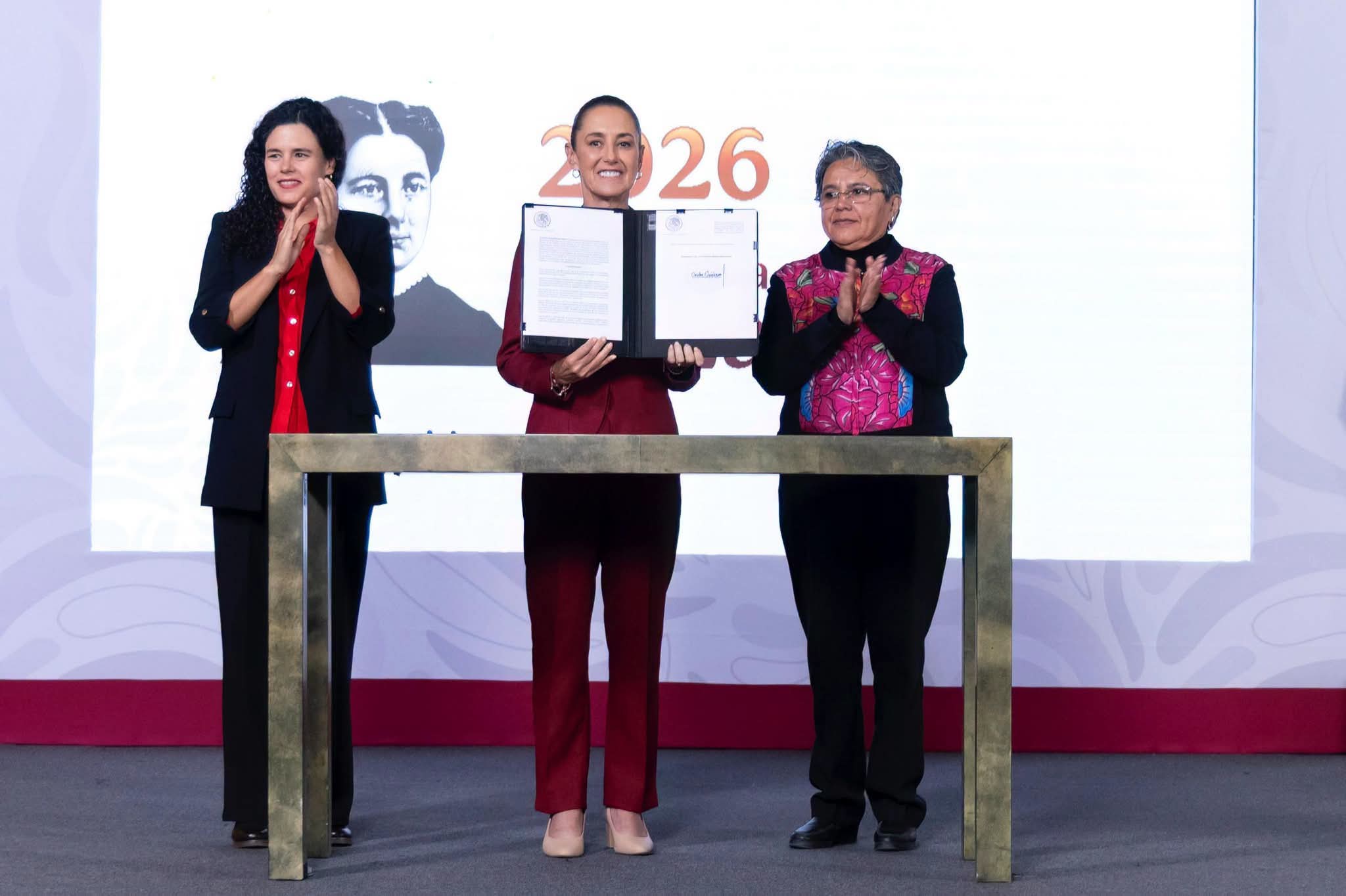 🔍 La presidenta Claudia Sheinbaum firmó un decreto para fortalecer la transparencia en el Gobierno federal