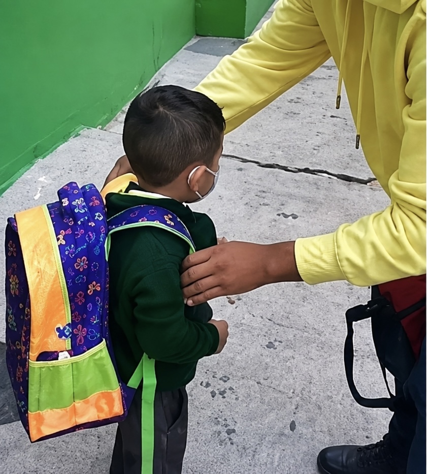 IMSS Querétaro pide vigilar el peso de las mochilas escolares
