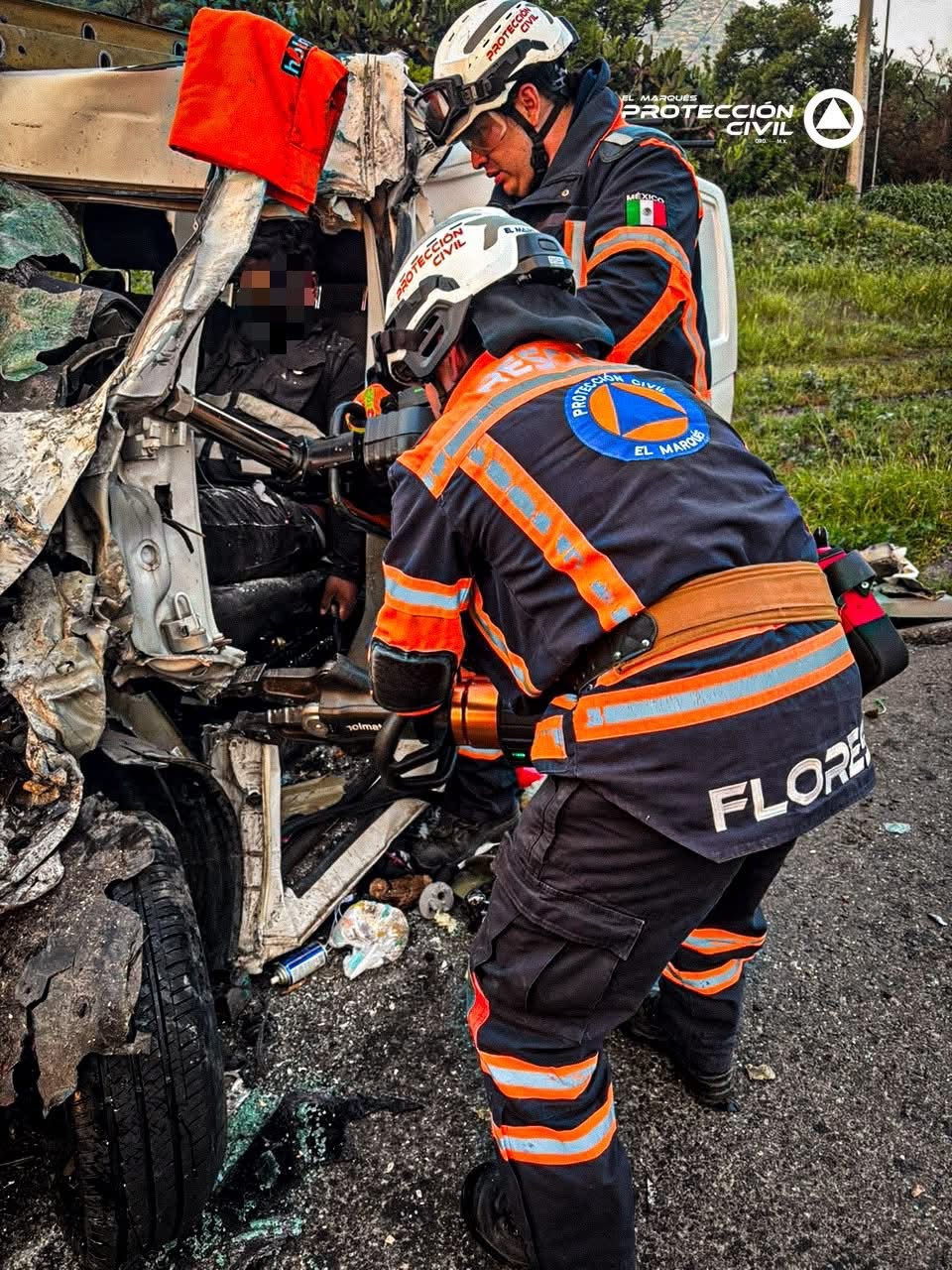 Accidente en El Marqués deja dos personas lesionadas; uno fue rescatado de los fierros