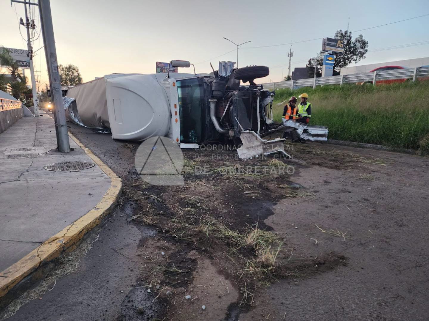 Vuelca tráiler en la lateral de la México – Querétaro; hubo derrame de combustible 