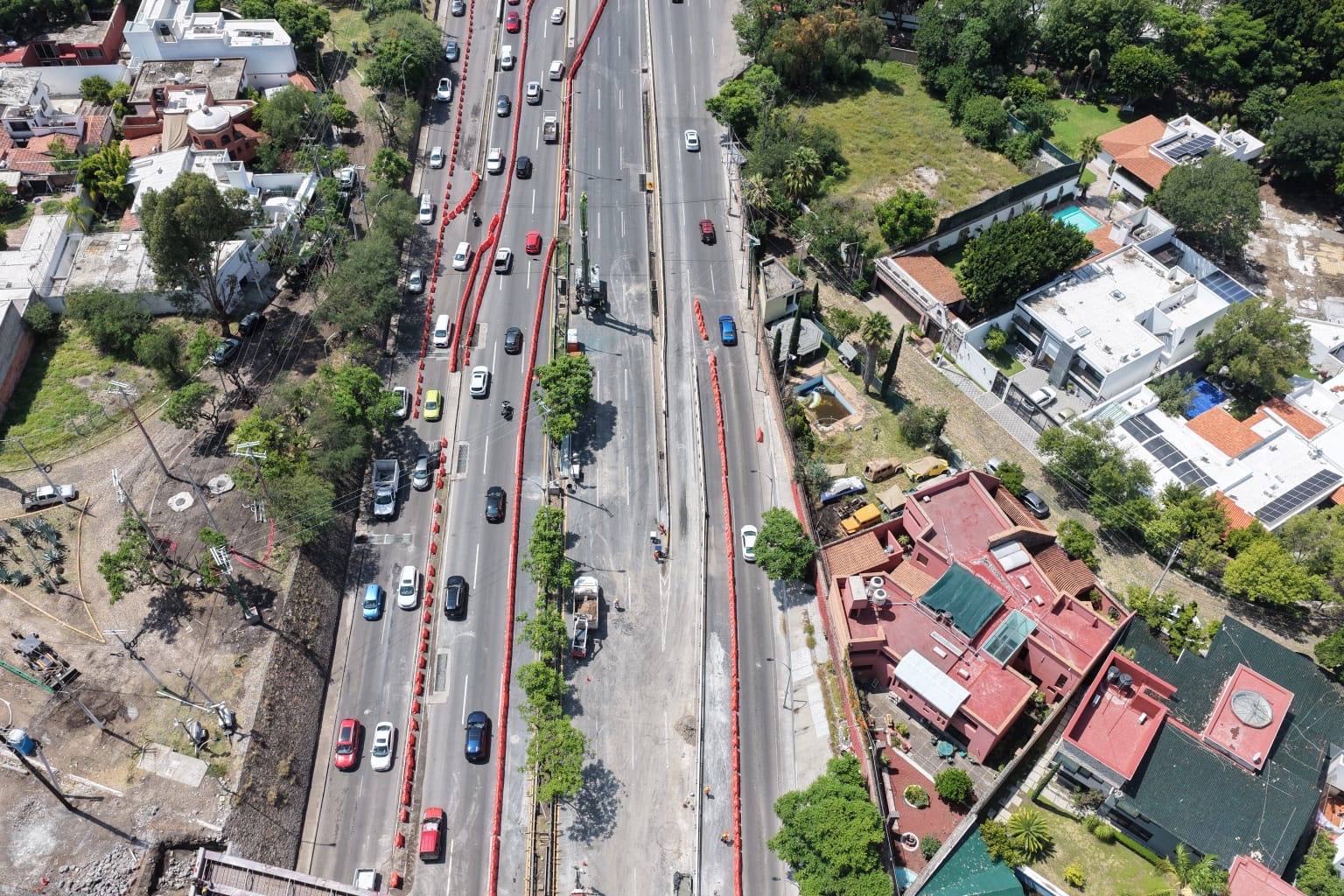 Contraflujo en Bernardo Quintana cambia distribución del tránsito durante su primer día