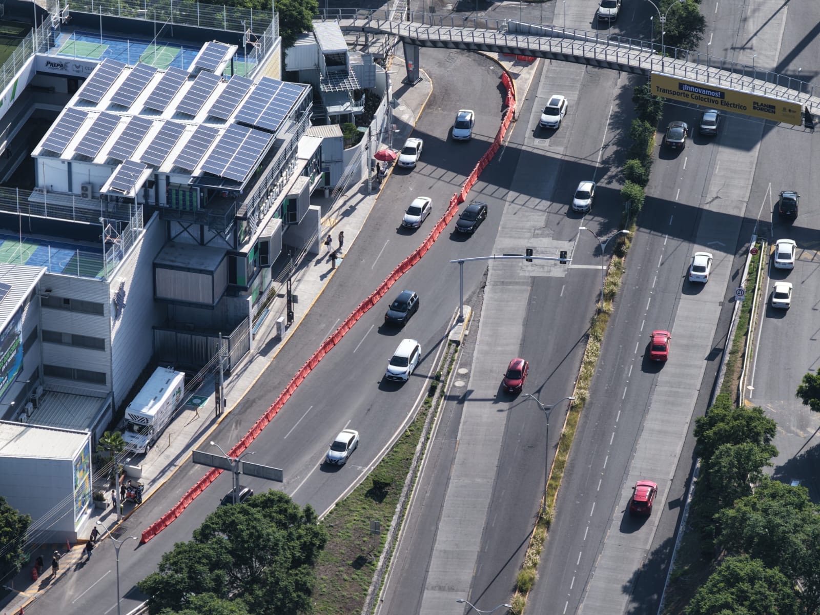 Realizan ajustes viales en Prol. Constituyentes por tráfico en obras de la carretera 57