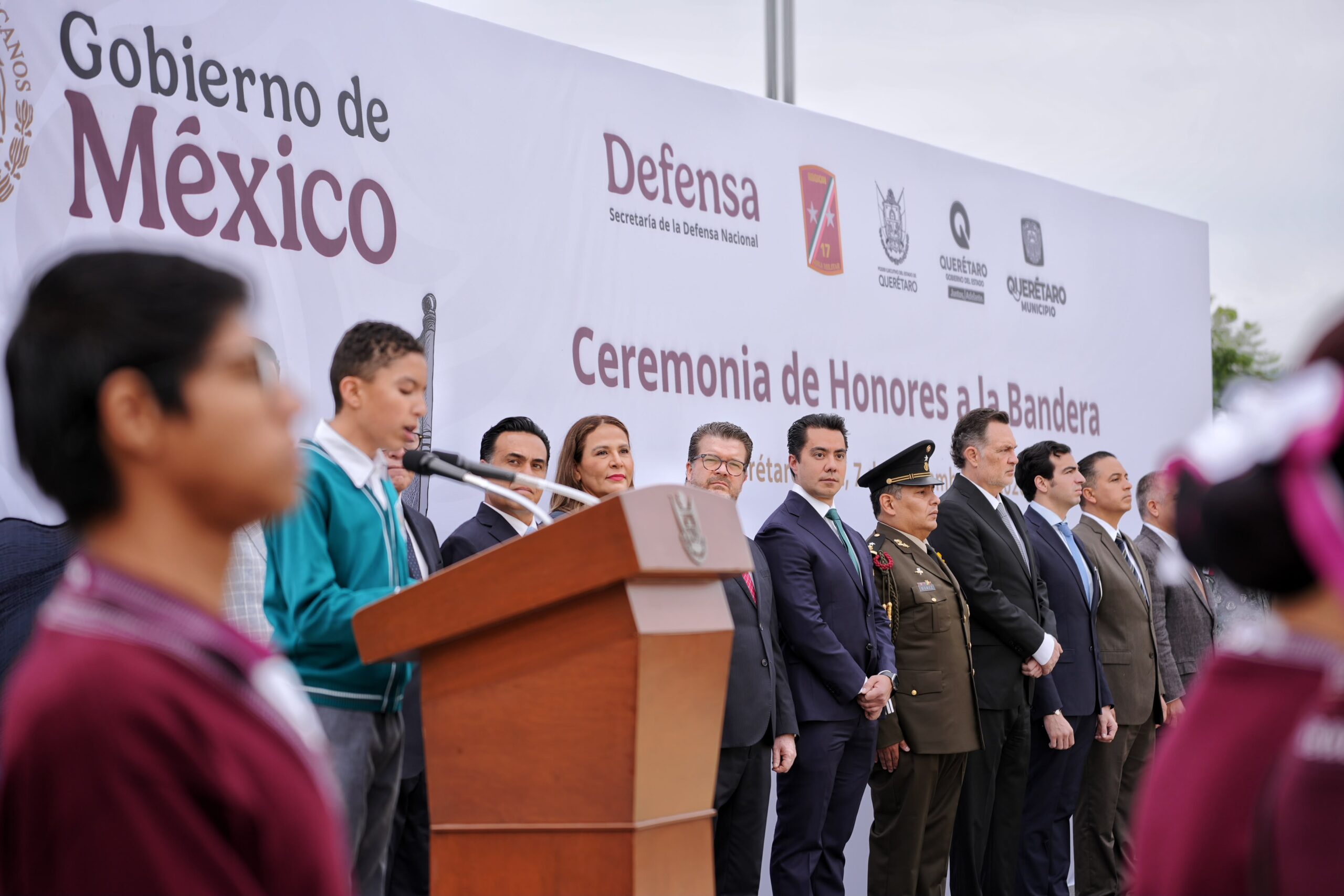 Felifer Macías acude a honores por el mes patrio