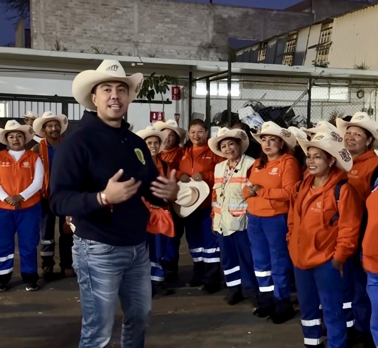 Felifer Macías reconoce a trabajadores de Servicios Públicos previo a festejos patrios