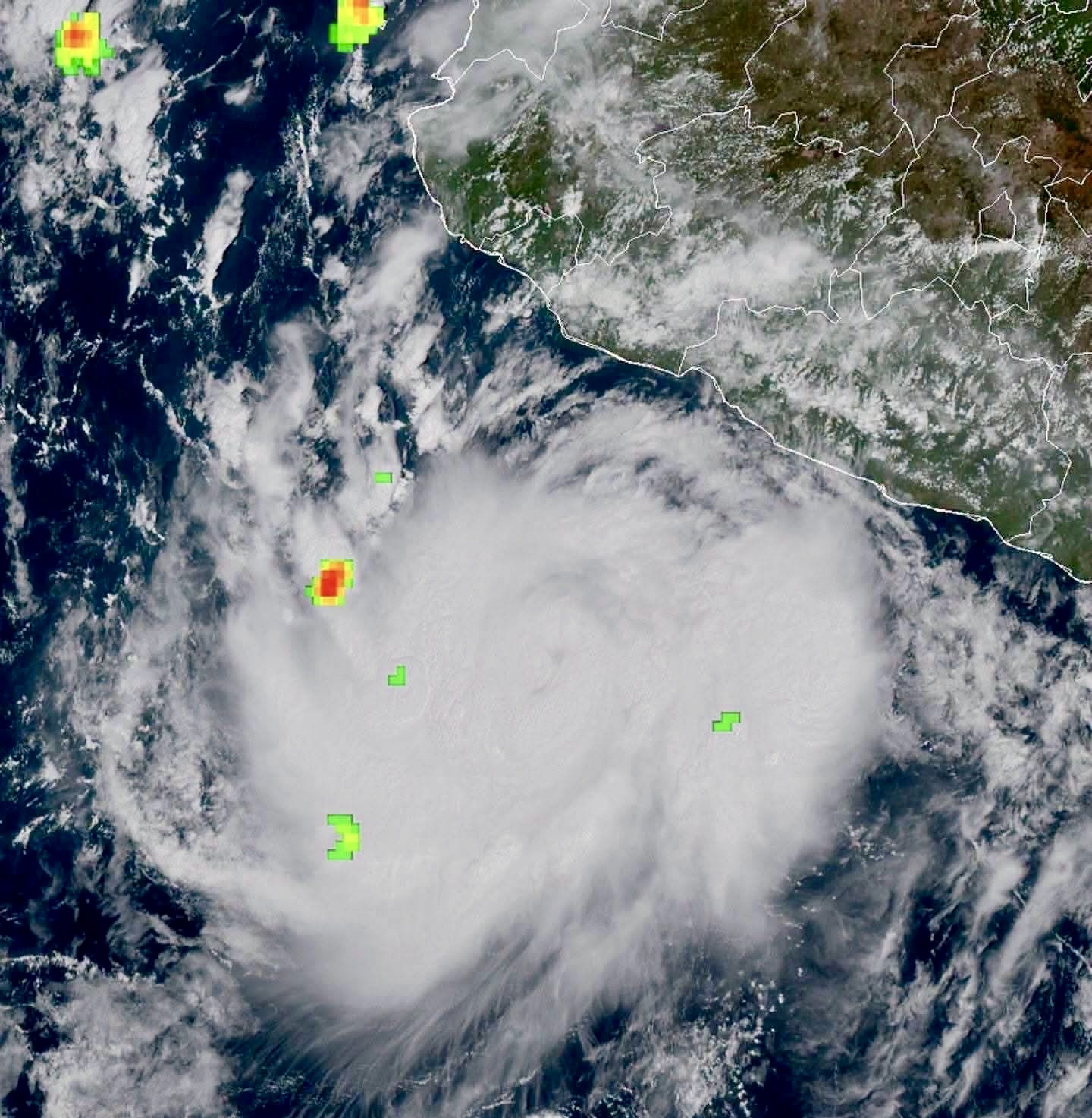 Polo se fortalece a huracán categoría 1 frente a las costas de México