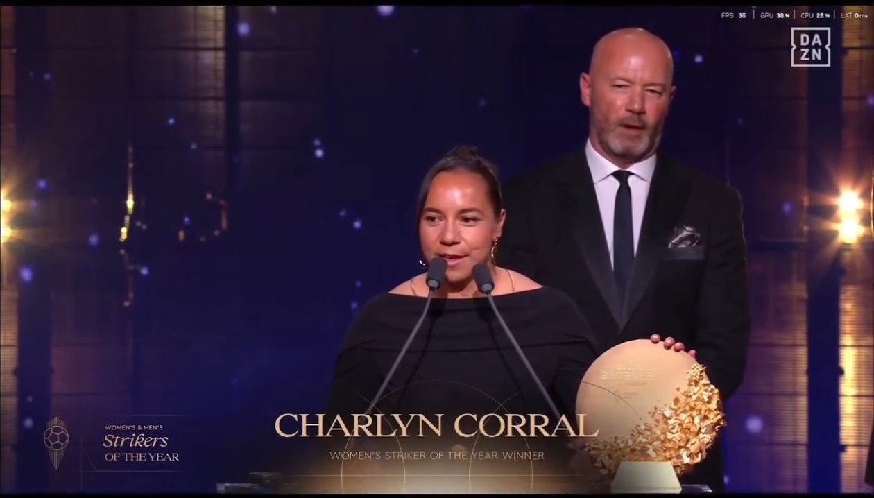 🚨 ¡Orgullo total y número uno del mundo! Charlyn Corral hace historia en Londres y recibe el Balón de Oro como mejor delantera del año 🏆🇲🇽👑