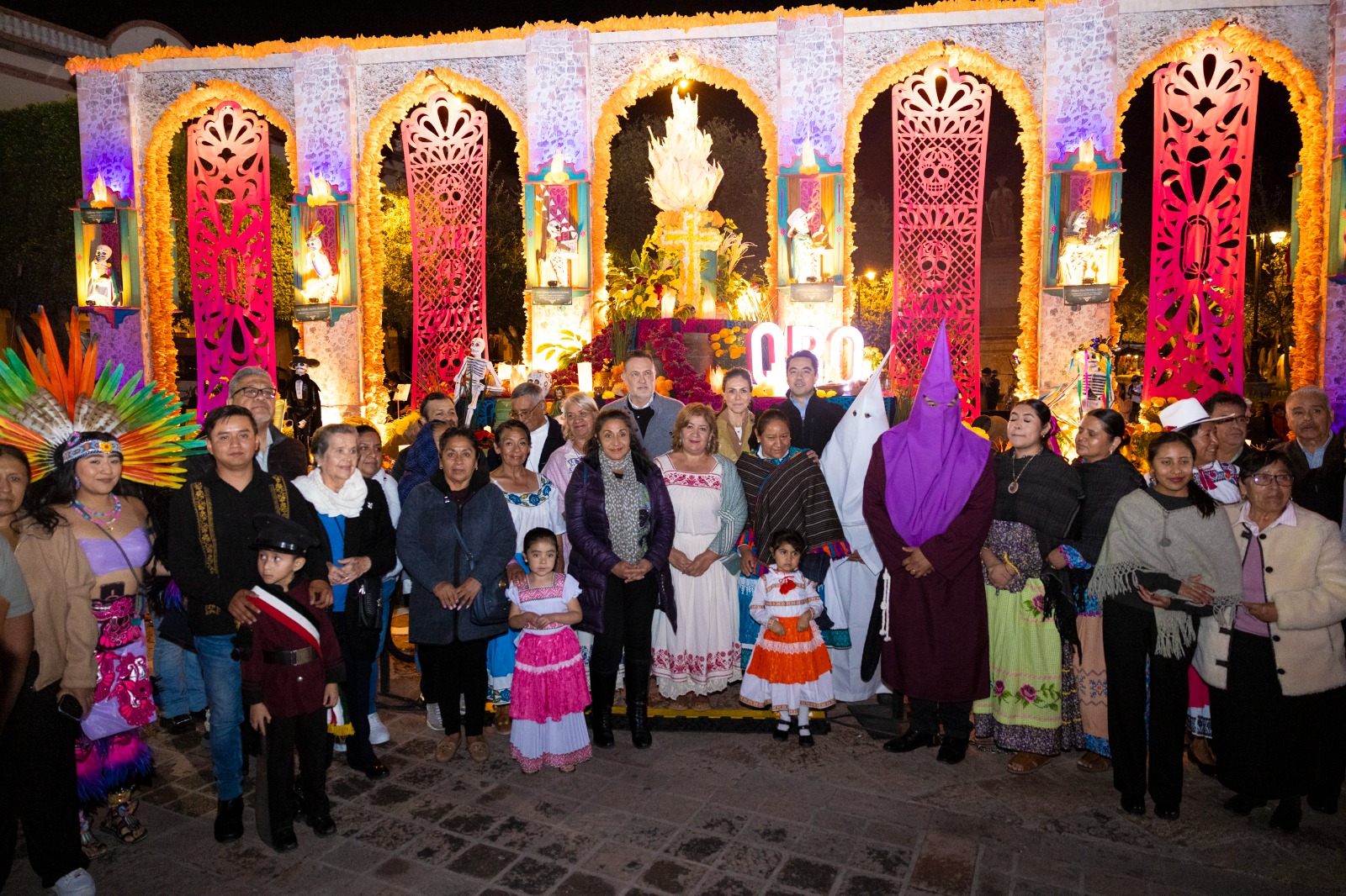 ¡Tradición, identidad y homenaje viva nuestras raíces! Inauguran el Altar Monumental “Guardianes del Patrimonio” en Plaza de Armas 🕯️🌺🏛️