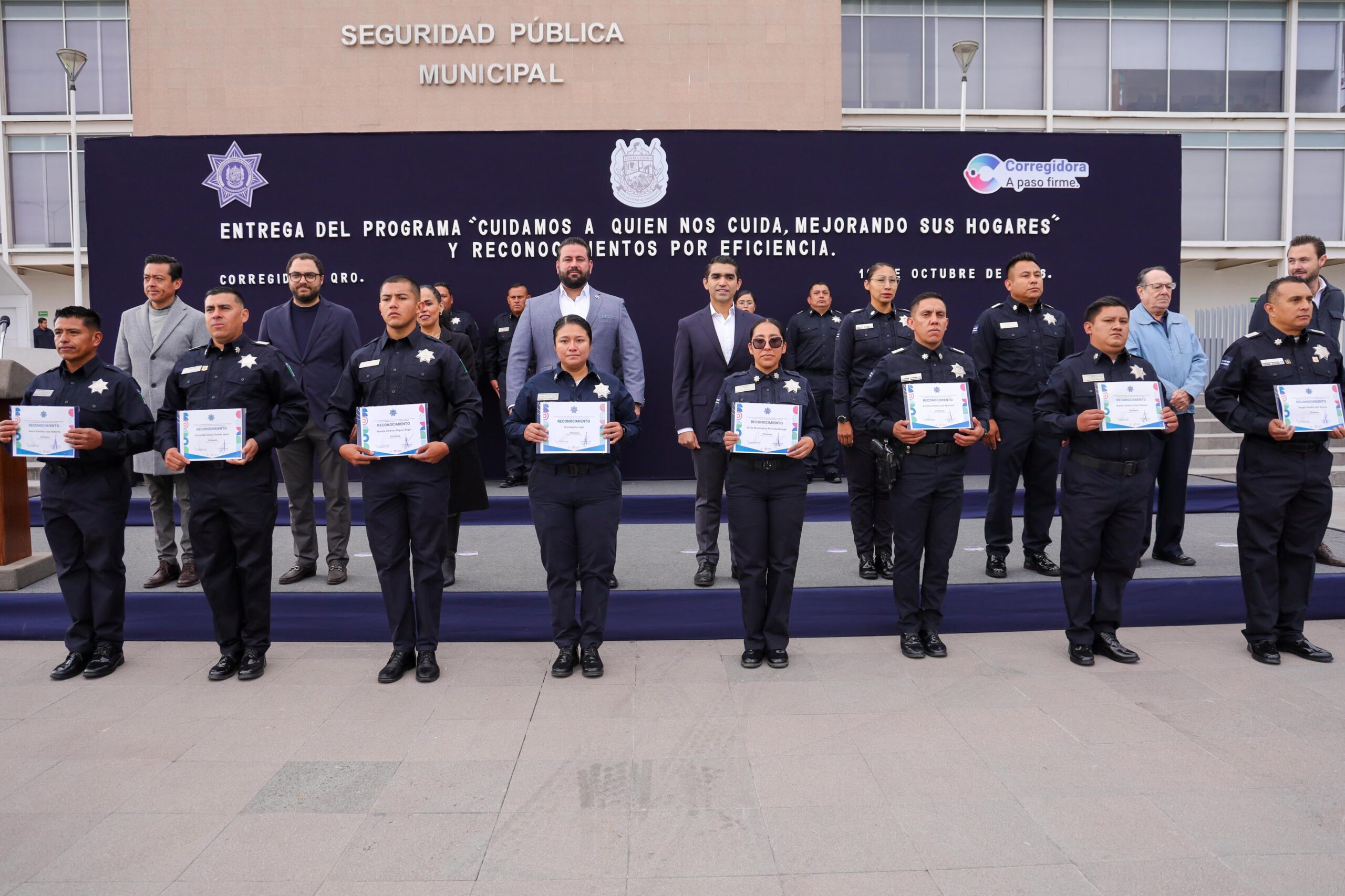 Corregidora entrega apoyos para vivienda y reconoce a policías municipales