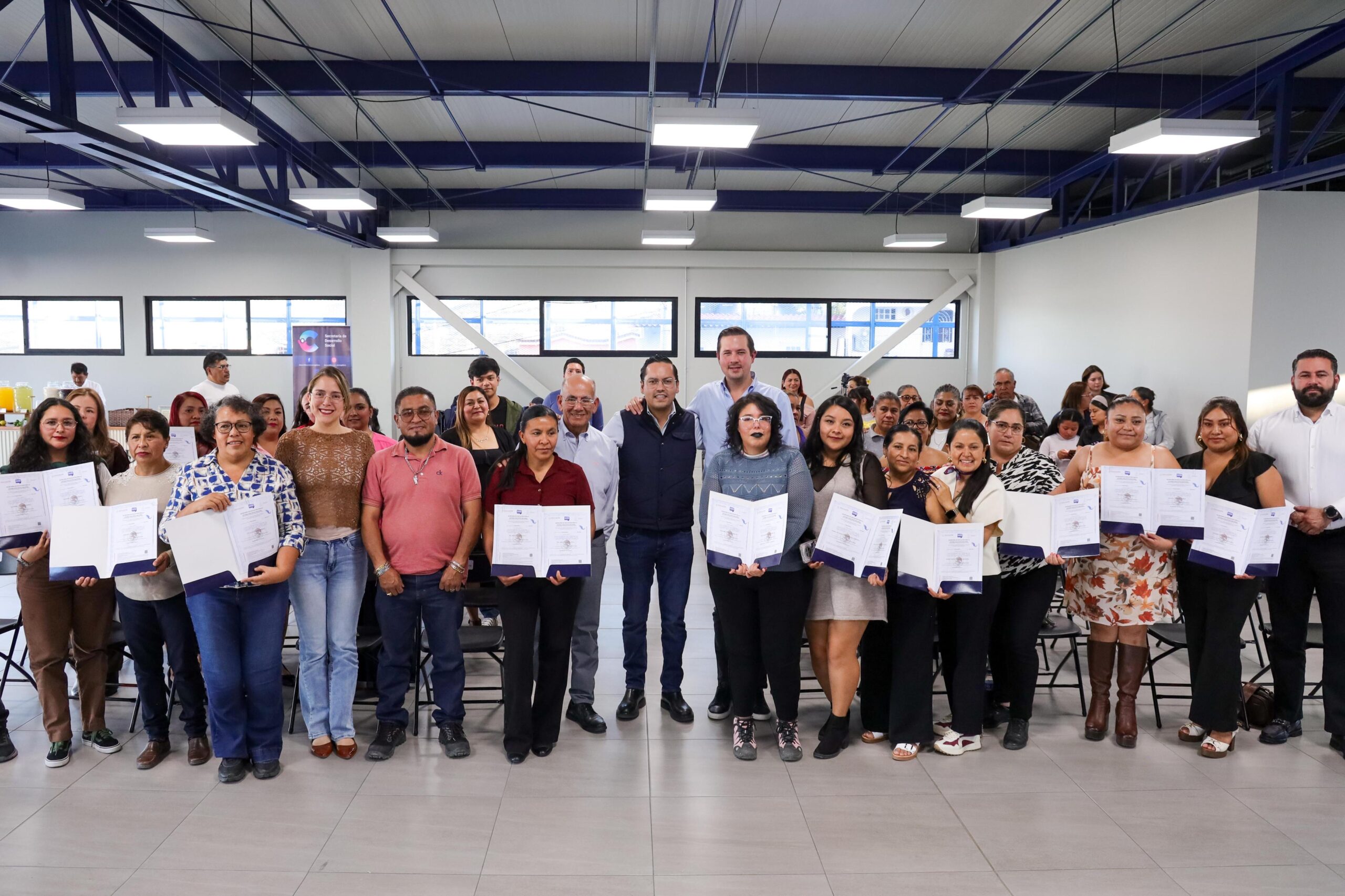 Programa Pirámides entrega constancias a 33 personas capacitadas en Corregidora