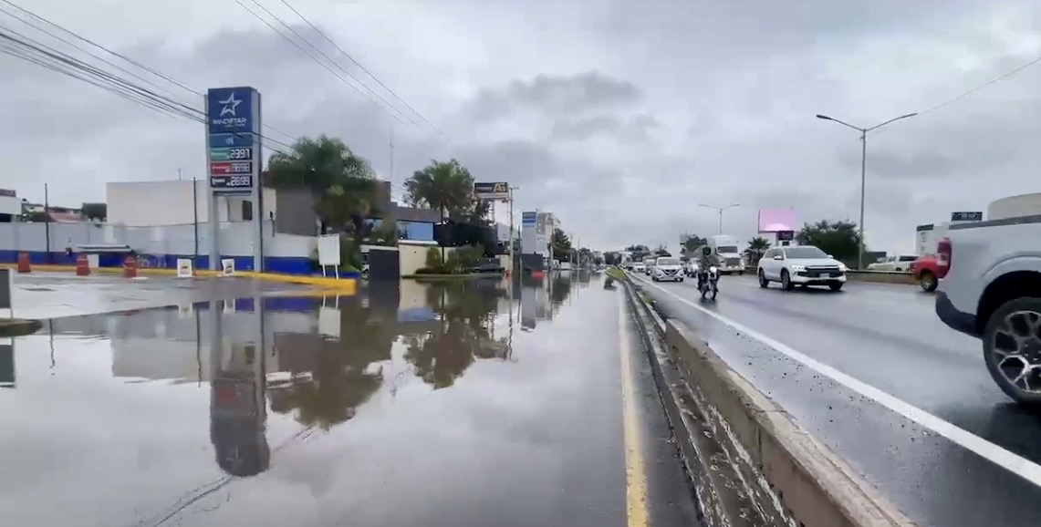 Lluvias de este viernes dejan encharcamientos en vialidades de Querétaro