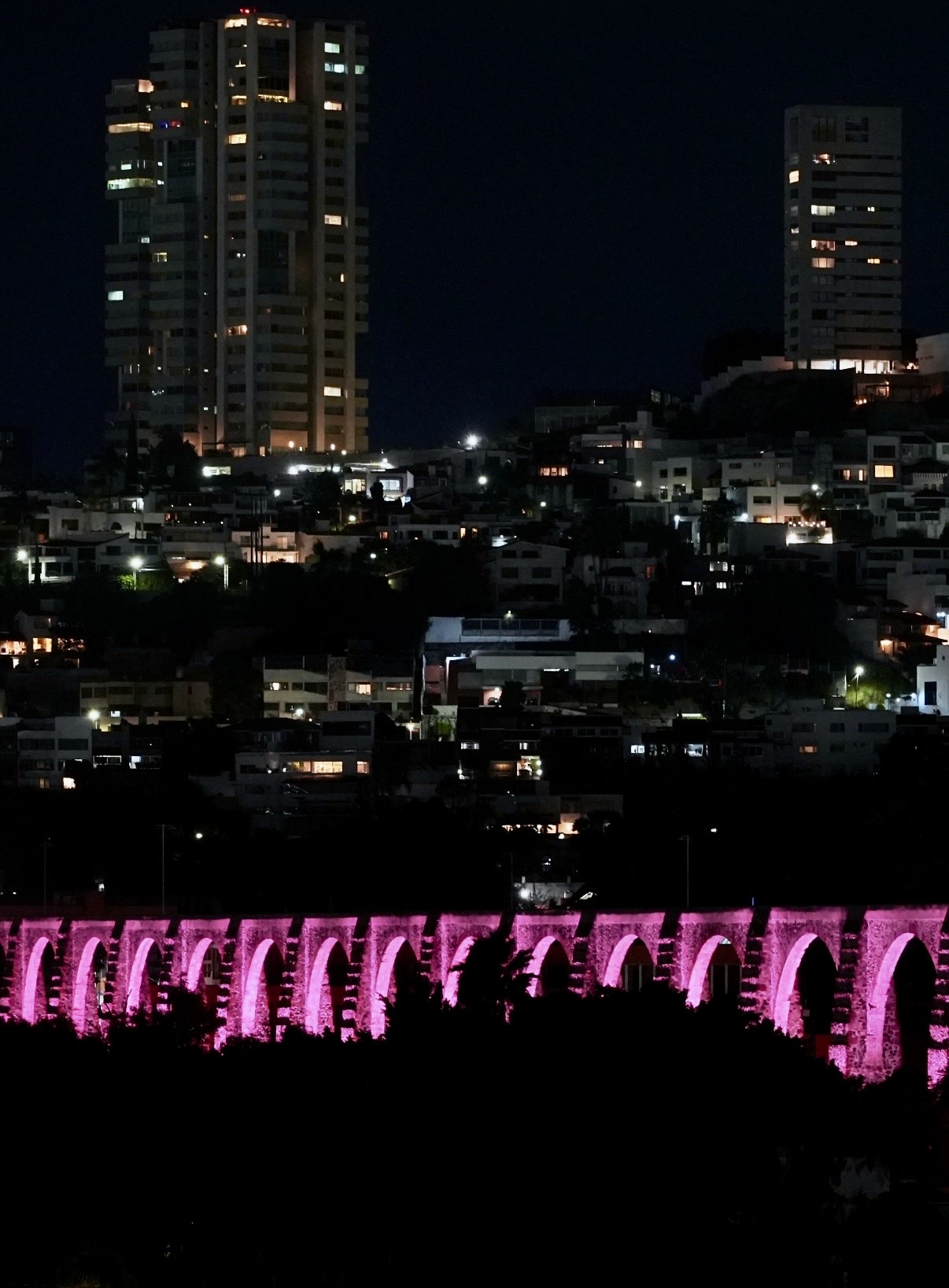 Acueducto de Querétaro se ilumina de rosa por el Mes de la lucha contra el Cáncer de Mama