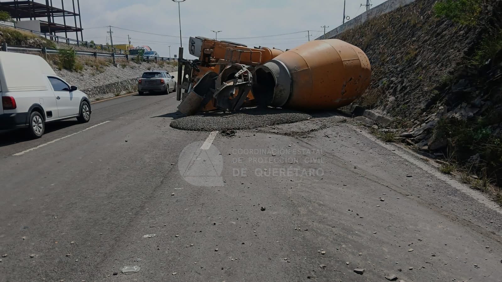 Cierran avenida Fray Junípero Serra tras volcadura de camión cerca de Privalia
