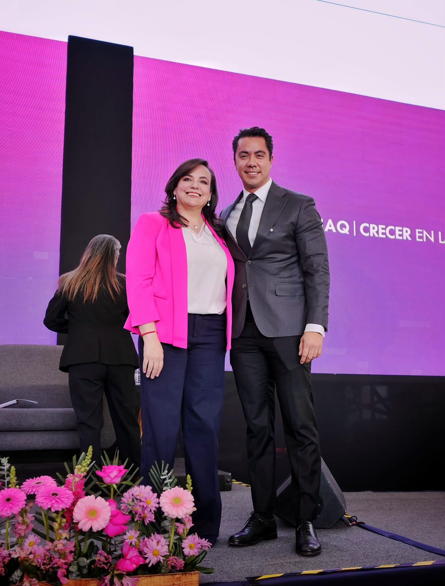 Silvia Amaya seguirá al frente de la UAQ y Felifer Macías le expresó su respaldo