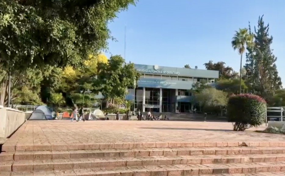 Con pocos estudiantes, así luce este miércoles el plantón frente a Rectoría de la UAQ